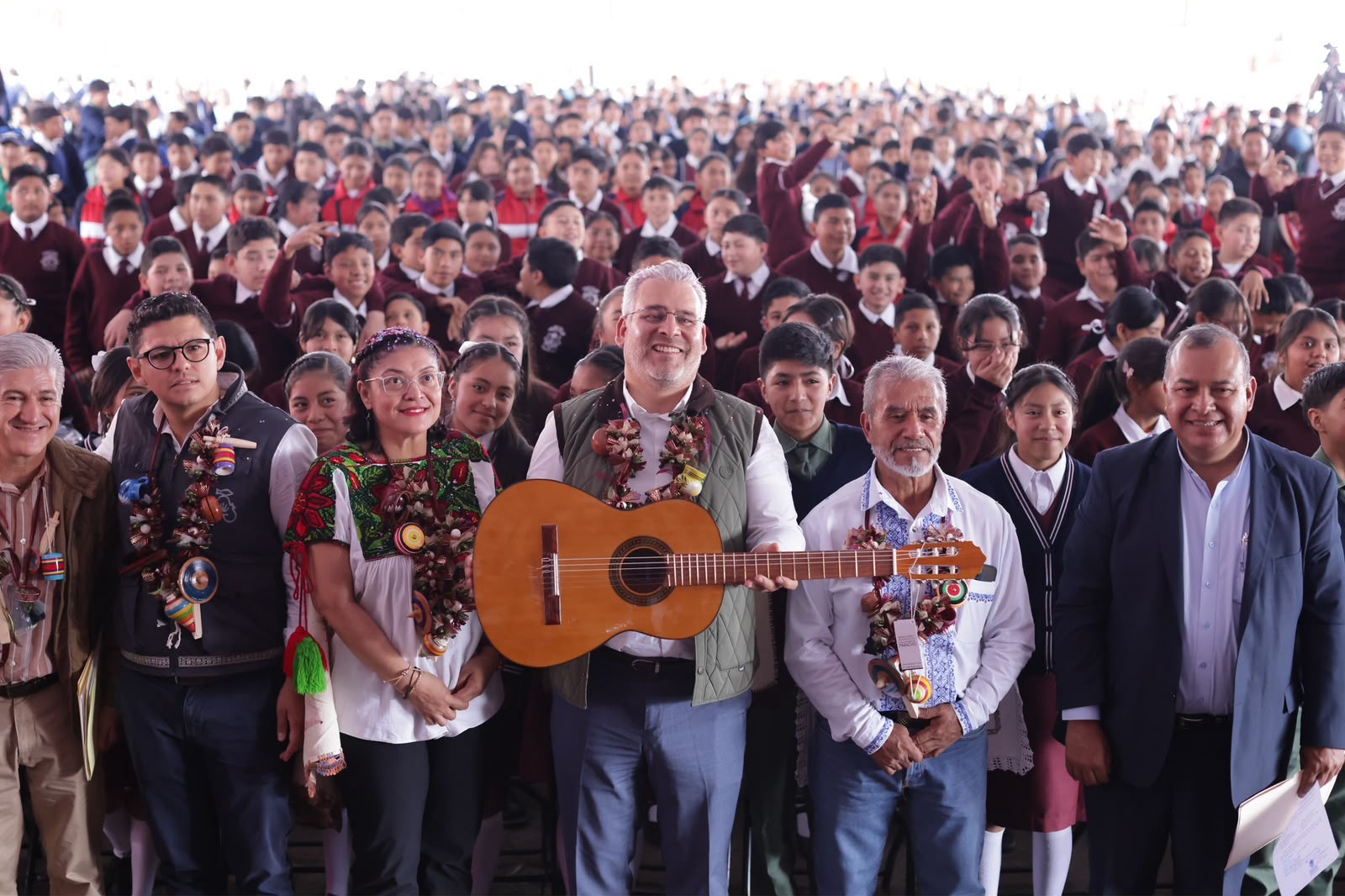 Bedolla fortalece la educación con entrega de 10 mil guitarras de Paracho a secundarias