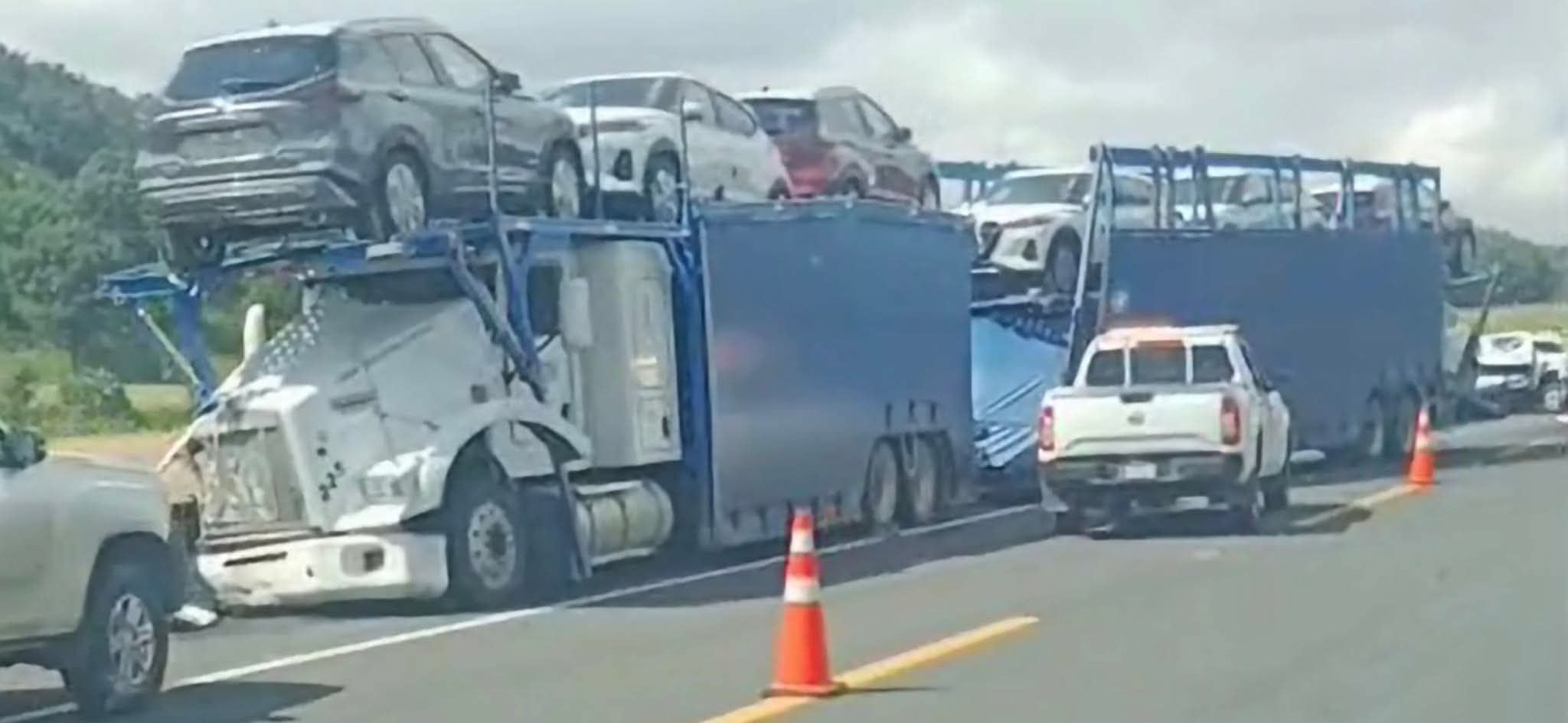 Se registra choqu3 entre vehículo nodriza y camioneta en la Pátzcuaro-Cuitzeo 