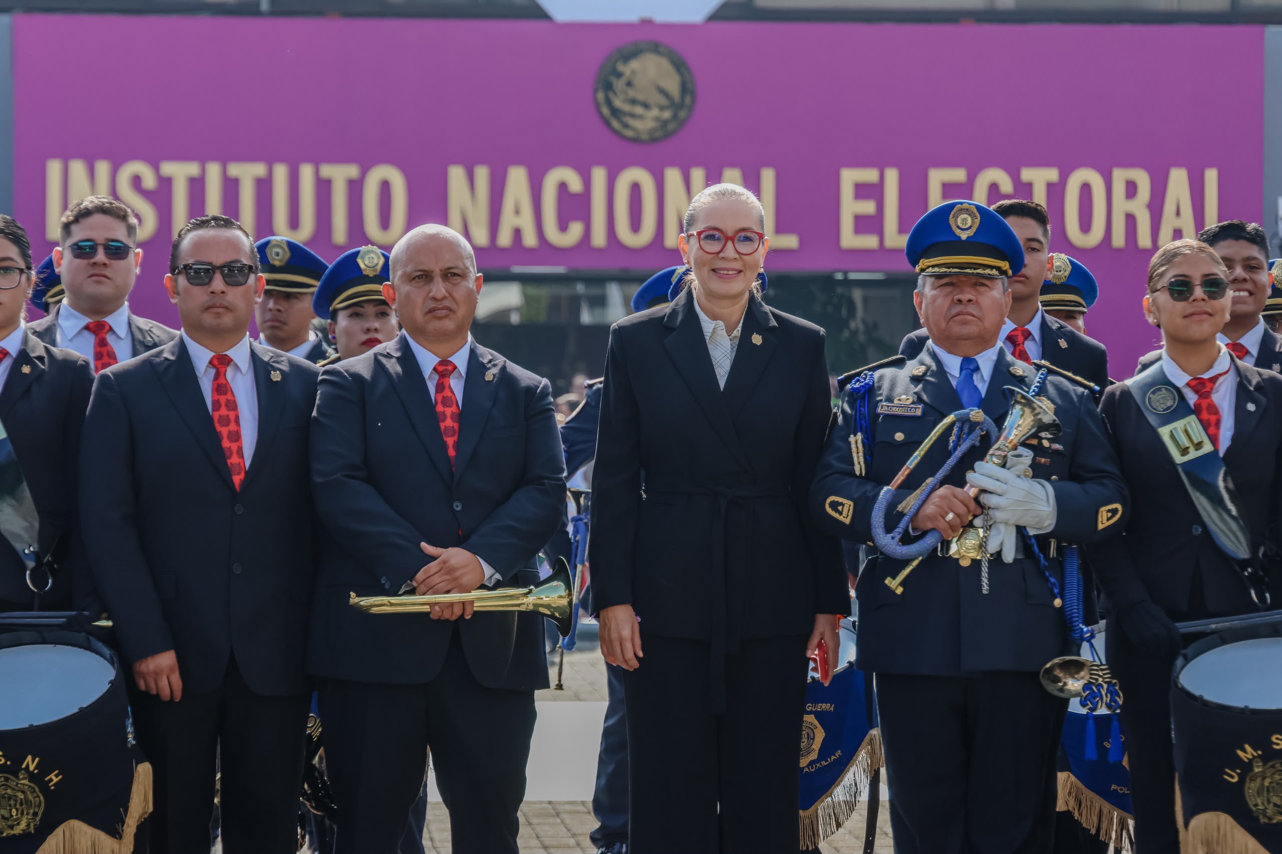 RECTORA YARABÍ ÁVILA Y LA ESCOLTA Y BANDA DE GUERRA DE LA UMSNH ASISTEN AL ARRANQUE DEL PROCESO ELECTORAL FEDERAL 2026-2027