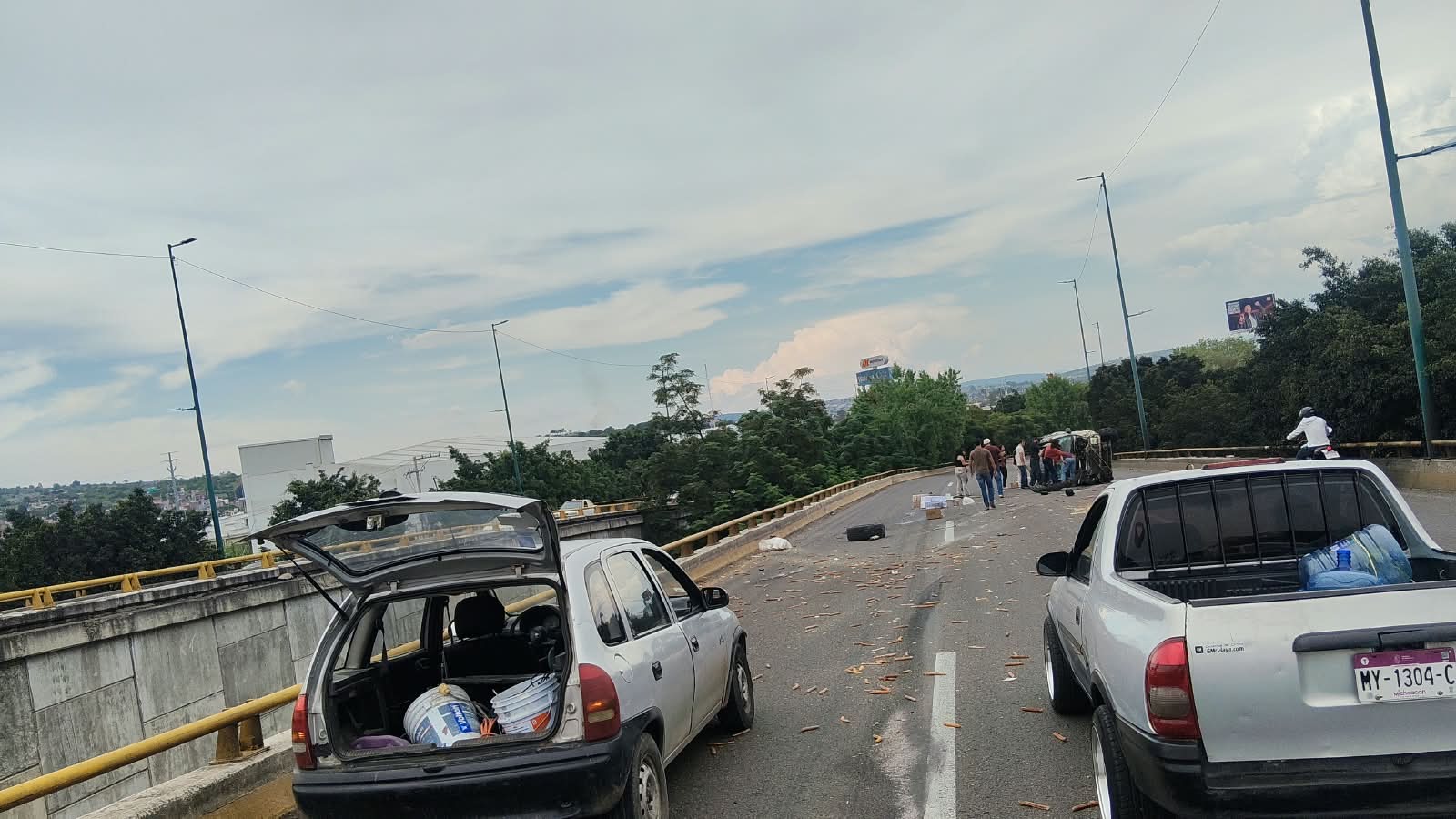 Se registra volcadura de camioneta en el Libramiento Norponiente de Morelia