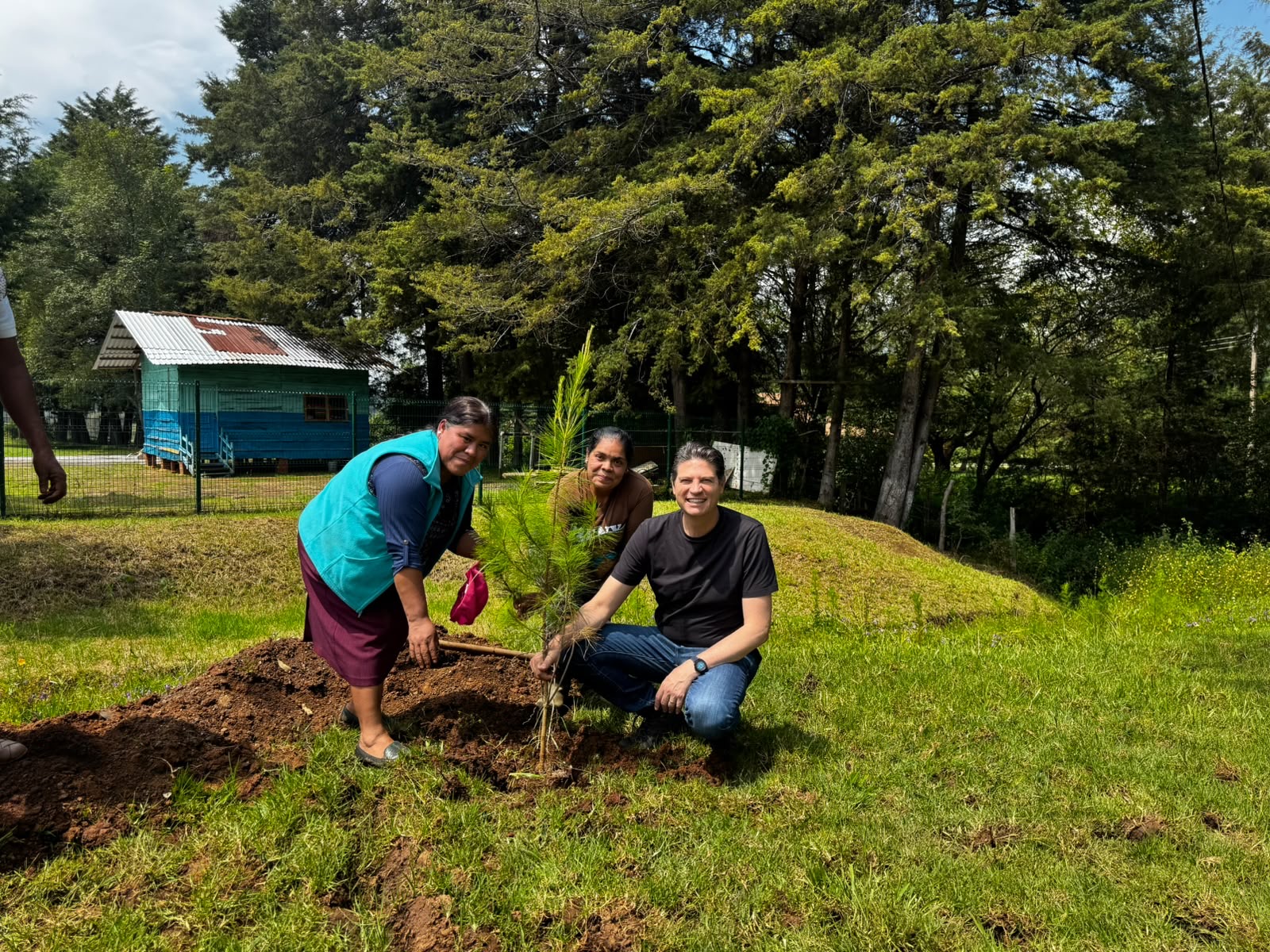 Alfonso Martínez acompaña a vecinos de Atécuaro en jornada de reforestación