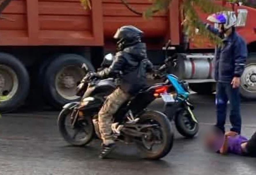 Transeúnte queda malherido tras ser atropellado por camión de volteo en Morelia