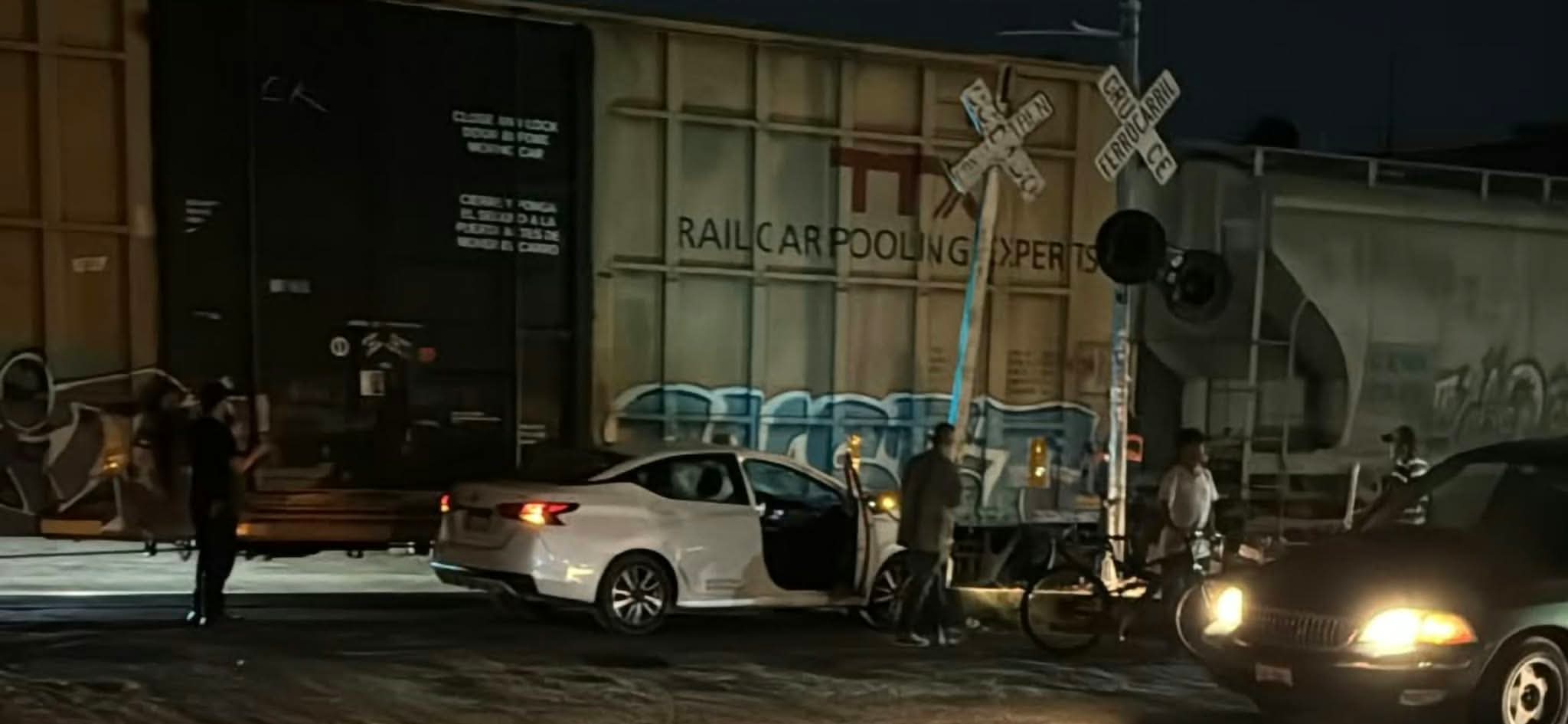 Auto es impactado por el tren en Morelia