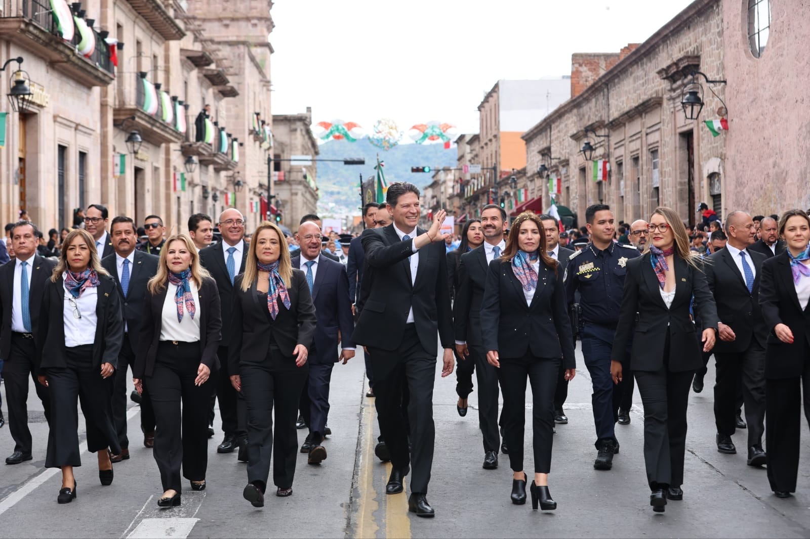 Familias morelianas llenan de color el Centro Histórico durante desfile por el natalicio de Morelos