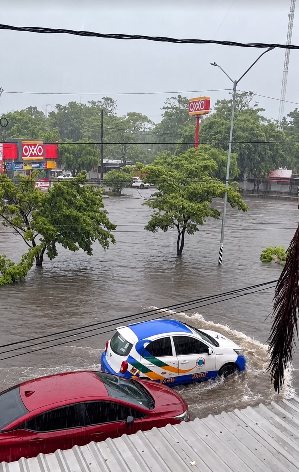 Huracán “Rachel” provoca inundaciones en Lázaro Cárdenas; suspenden clases en siete municipios