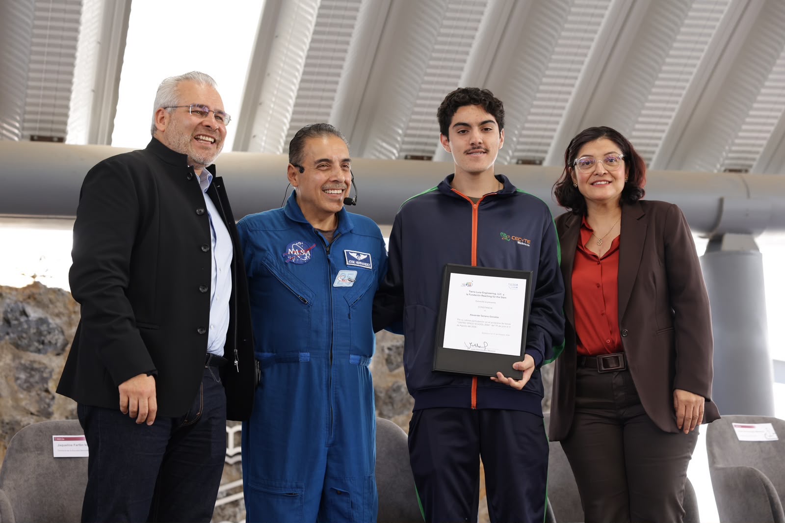 Bedolla y el astronauta José Hernández motivan a estudiantes michoacanos a soñar en grande